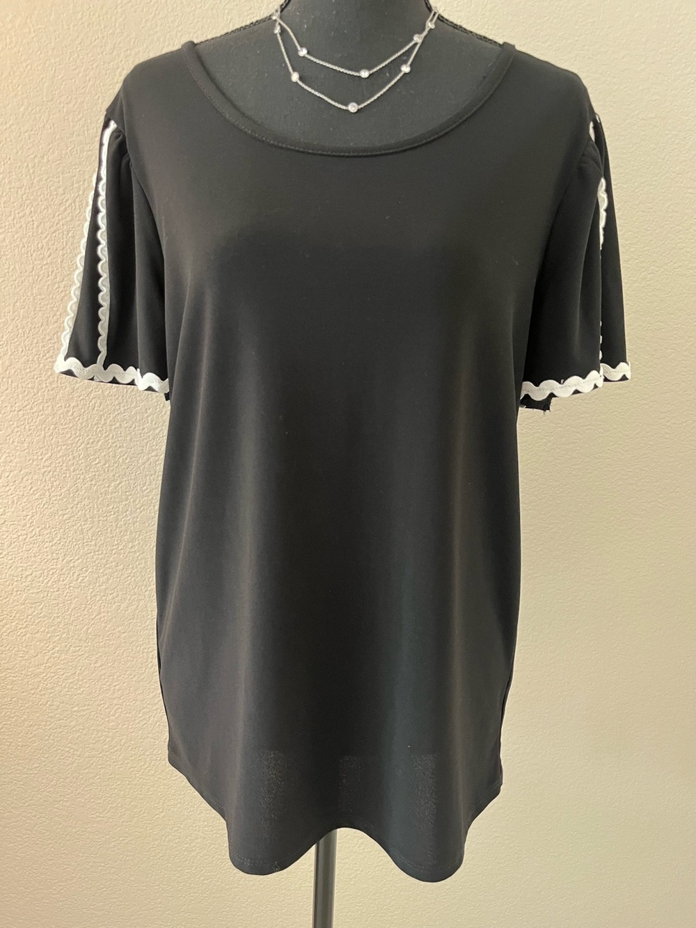 89th & Madison Short Sleeve Black Shirt White Scalloped Trim Short Sleeves Large